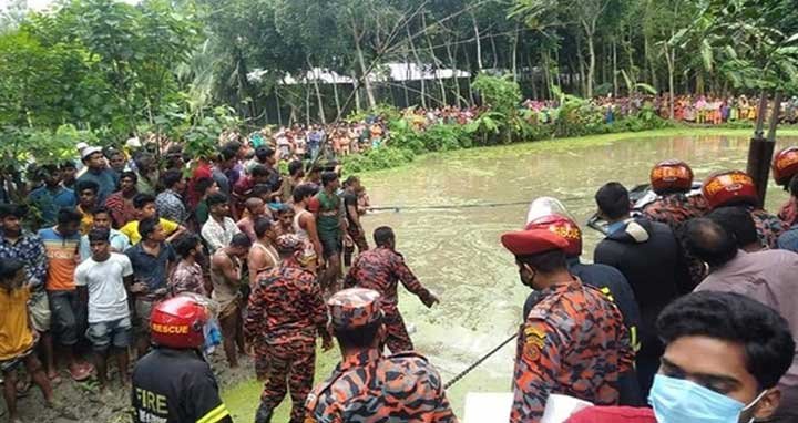 মাইক্রোবাস পুকুরে পড়ে এক পরিবারের ৮ জন নিহত